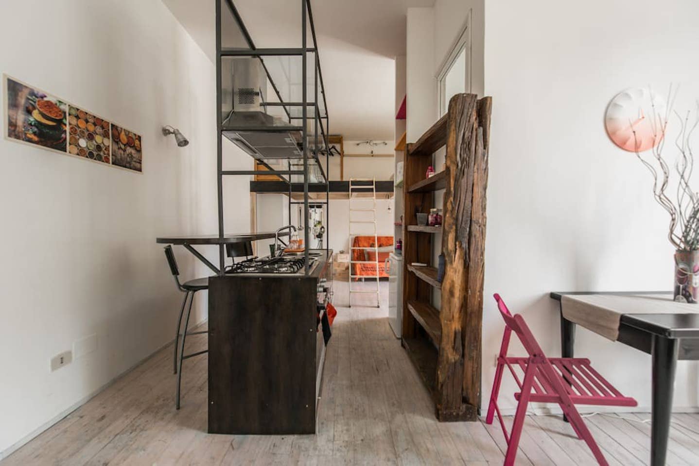Corridoio con cucina a isola monolocale affitto Pigneto via Fanfulla da Lodi 6 - Roma