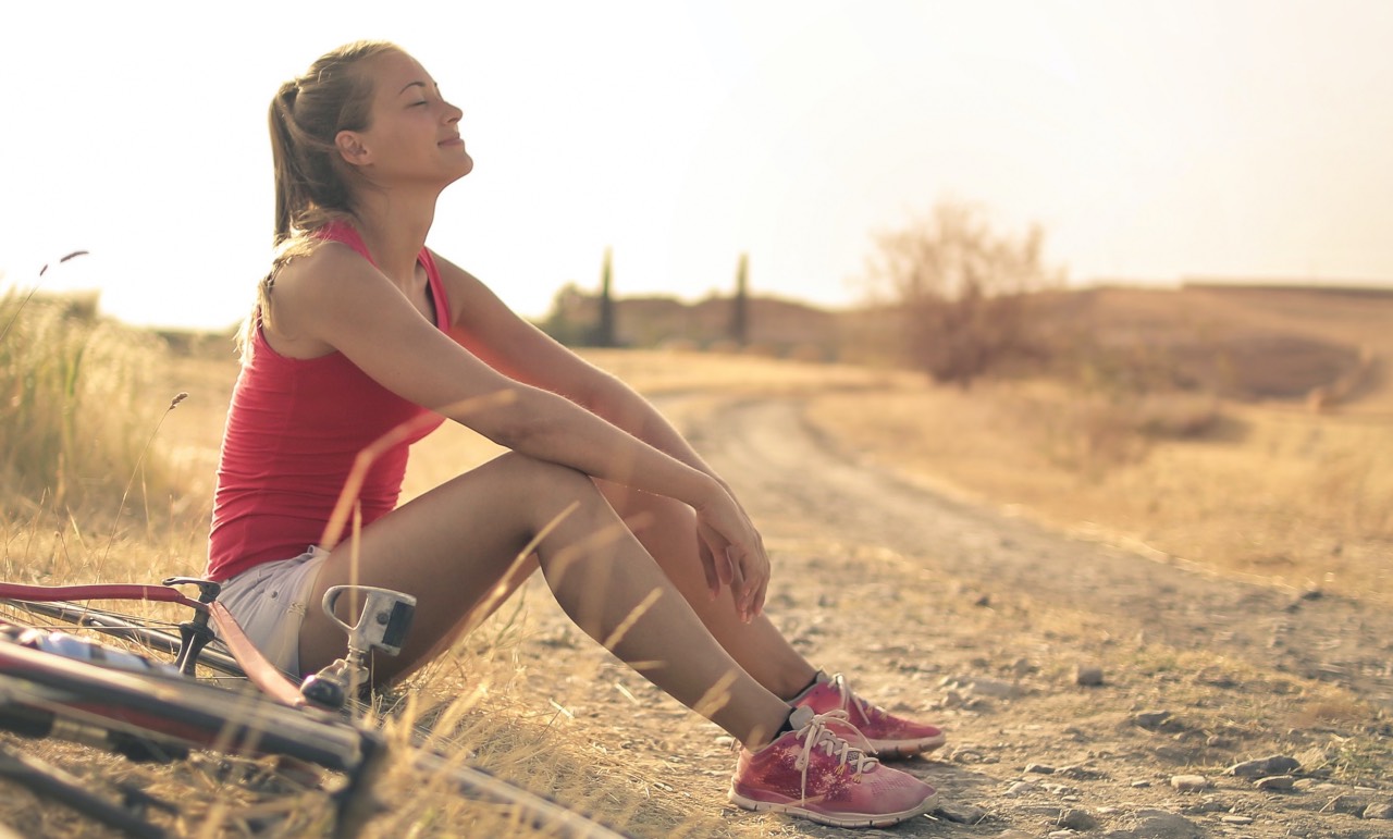 l'arte di respirare ragazza che respira in un parco seduta di fianco alla sua bici