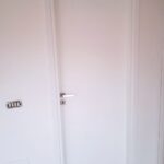 Porta stanza interna ritinteggiata con sostituzione maniglia serratura e rimozione cornice