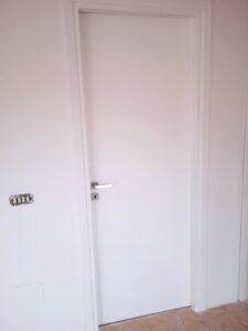 Porta stanza interna ritinteggiata con sostituzione maniglia serratura e rimozione cornice